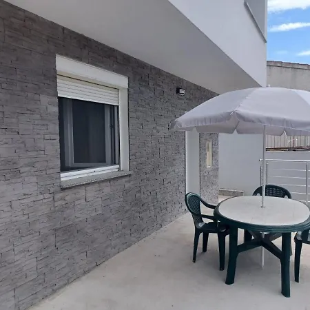 Dona باكاراتس